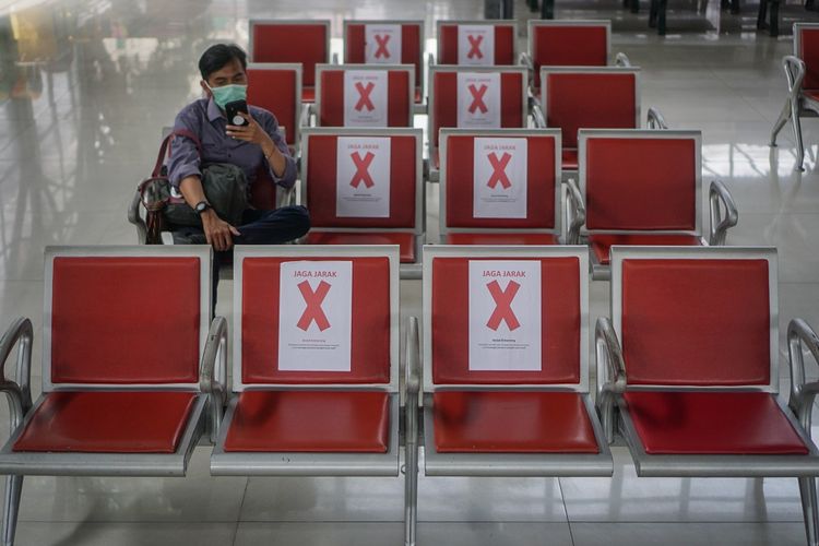 Calon penumpang duduk di kursi tunggu yang diberi penanda jarak aman di Stasiun Purwosari, Solo, Jawa Tengah, Senin (23/3/2020). PT KAI DAOP 6 Yogyakarta menerapkan kebijakan pengaturan jarak atau Social Distancing dengan garis pembatas satu meter di area umum pelayanan stasiun untuk mengantisipasi penyebaran COVID-19. ANTARA FOTO/Mohammad Ayudha/aww. 