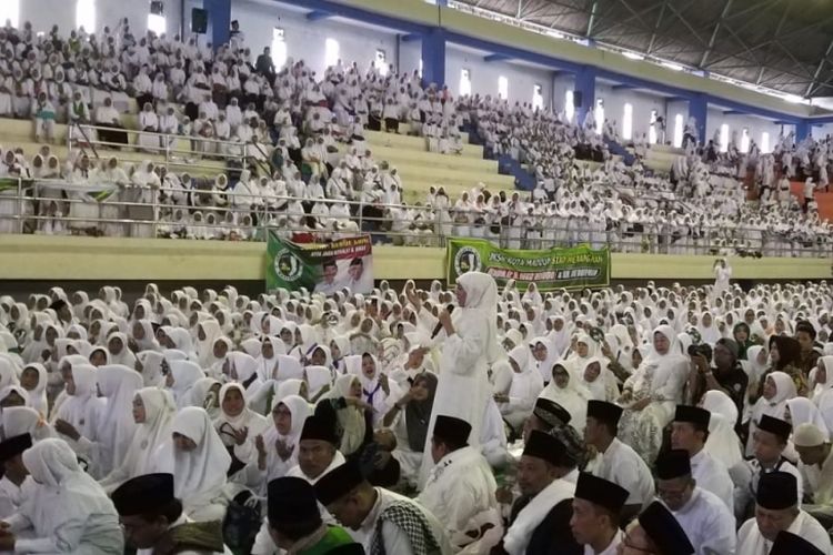 Dewan Pengarah Jaringan Kiai Santri Nasional, Khofifah Indarparawansa (berdiri pegang mic) menargetkan kemenangan capres-cawapres nomer urut satu Jokowi-Maruf meraup kemenangan 80 persen pada pilpres di wilayah eks karisidenan Madiun saat menghadiri deklarasi JKSN di Stadion Wilis, Kota Madiun, Jawa Timur, Selasa ( 5/2/2019) sore.