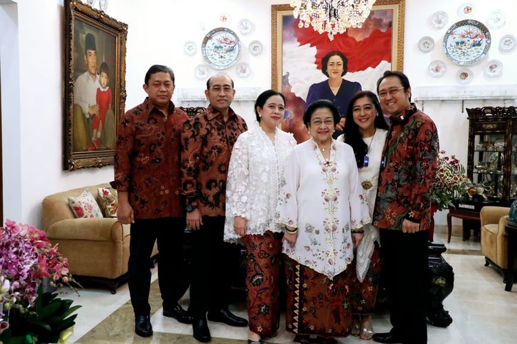 Momen keluarga Ketua Umum PDI-P Megawati Soekarnoputri berfoto bersama dalam acara Halal Bi Halal Lebaran, di Teuku Umar, Jakarta, Sabtu (22/4/2023). 