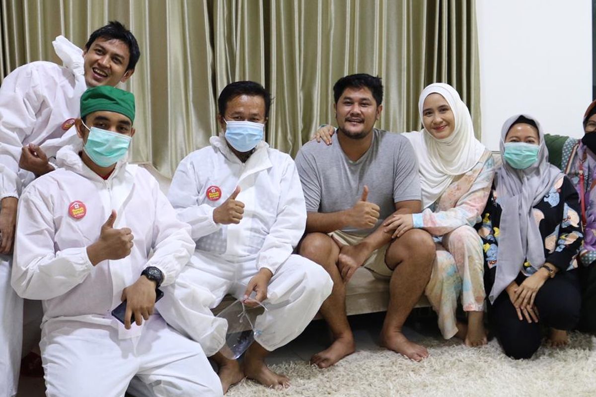 Pasangan pesinetron Ryana Dhea dan Puadin Redi bersama tim medis dari Klinik Rumah Sunat dr.Mahdian.