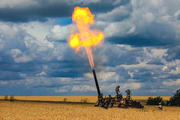 Dalam foto yang dirilis oleh Layanan Pers Kementerian Pertahanan Rusia pada 22 Juli 2022, tentara Rusia menembakkan mortir berat 2S4 Tyulpan self-propelled dari posisi mereka di lokasi yang dirahasiakan di Ukraina.