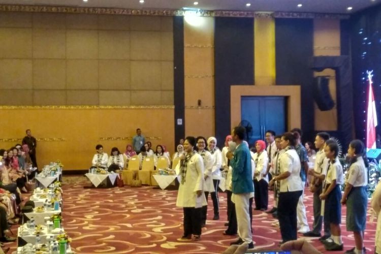 Iriana Jokowi saat adu akting dengan pelajar di Denpasar.