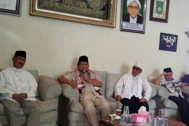 Bakal Calon Presiden RI, Prabowo Subianto, saat bertemu dengan para kyai dan pengasuh Pesantren Tambakberas Jombang, di kediaman KH. Hasib Wahab Chasbullah, Kamis (6/9/2018).