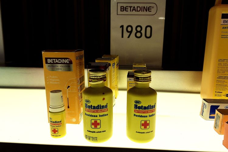 Botol-botol Betadine dari kemasan lama hingga terkini dipajang dalam perayaan 50 tahun Betadine di Indonesia.