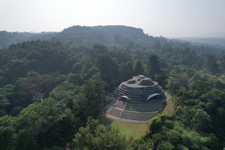 Gambar bangunan Wikasatrian sebagai kawasan konservasi keanekaragaman hayati di Bogor, Jawa Barat. 