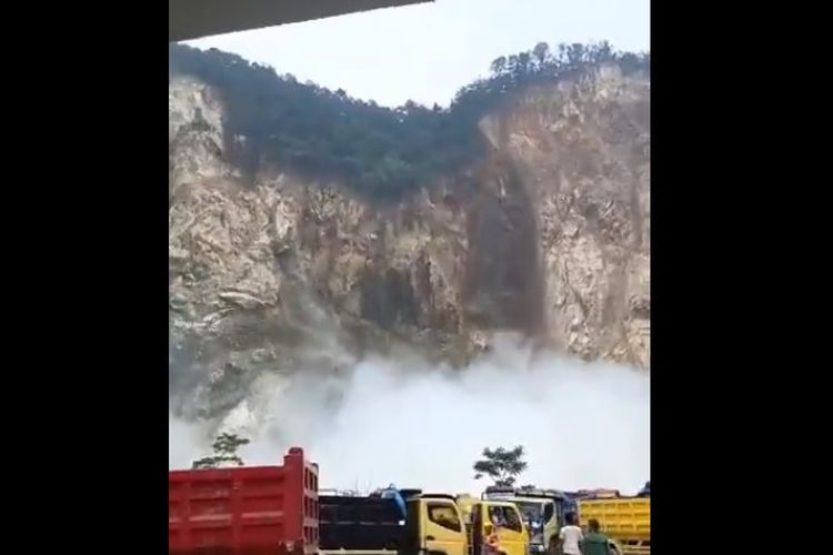  Gunung Kuda di Desa Cipanas, Kecamatan Dukupuntang, Kabupaten Cirebon, Jawa Barat, mengalami longsor pada Selasa (11/2/2025).