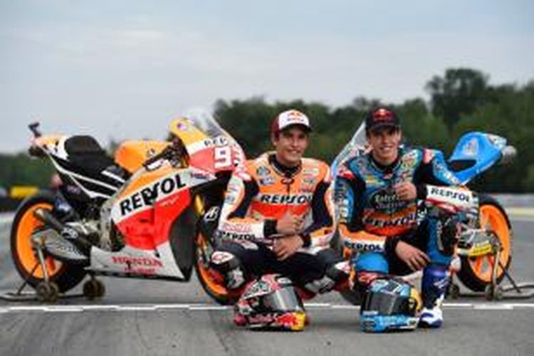 Pebalap Repsol Honda asal Spanyol, Marc Marquez (kiri), berpose bersama sang adik yang adalah pebalap Estrella Galicia, Alex Marquez.