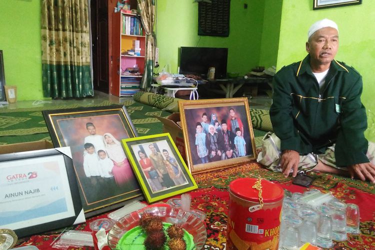 Abdul Rozak menceritakan mengenai sosok Ainun Najib, saat ditemui di kediamannya di Desa Klotok, Kecamatan Balongpanggang, Gresik, Kamis (3/2/2022).