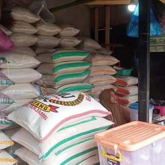 Pedagang beras di Pasar Cileunyi, Kabupaten Bandung, Jawa Barat mengeluhkan penjualan yang semakin menurun lantaran harga beras mulai melonjak.