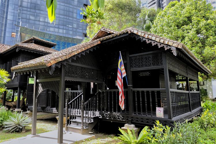 Tampak depan Rumah Penghulu Abu Seman, rumah tradisional Malaysia di Kuala Lumpur, Selasa (30/9/2025). 