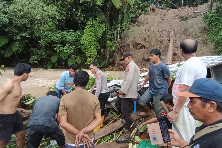 Pikap Pengangkut Sayur di Taput Diterjang Longsor Masuk ke Sungai, 3 Orang Tewas