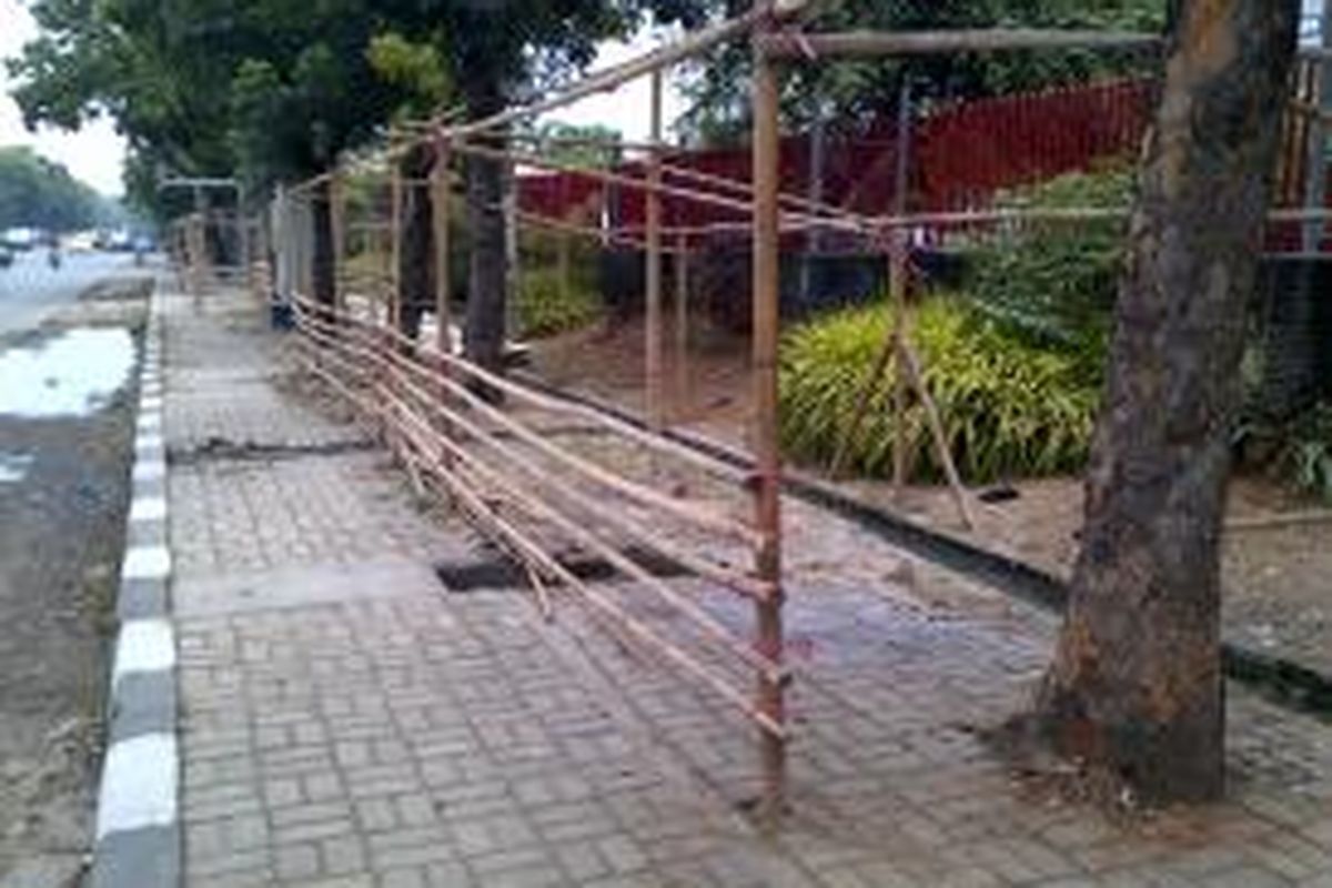 Mendekati Idul Adha yang jatuh pada tanggal 15 Oktober, para pedagang hewan kurban berdagang di pinggir jalan. Seperti di pinggir Jalan Tanjung Barat, terlihat gubuk-gubuk yang akan digunakan untuk berjualan kambing berjejer di samping halte Tanjung Mas, Jagakarsa, Jakarta Selatan, Senin (30/9/2013)
