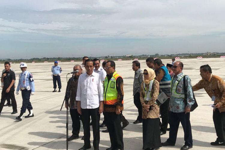 Presiden Joko Widodo saat di Bandara Kertajati, Jawa Barat, Kamis (254/5/2018).