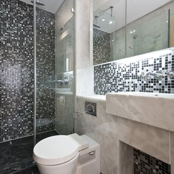 Ilustrasi ubin mosaik pada dinding kamar mandi. 