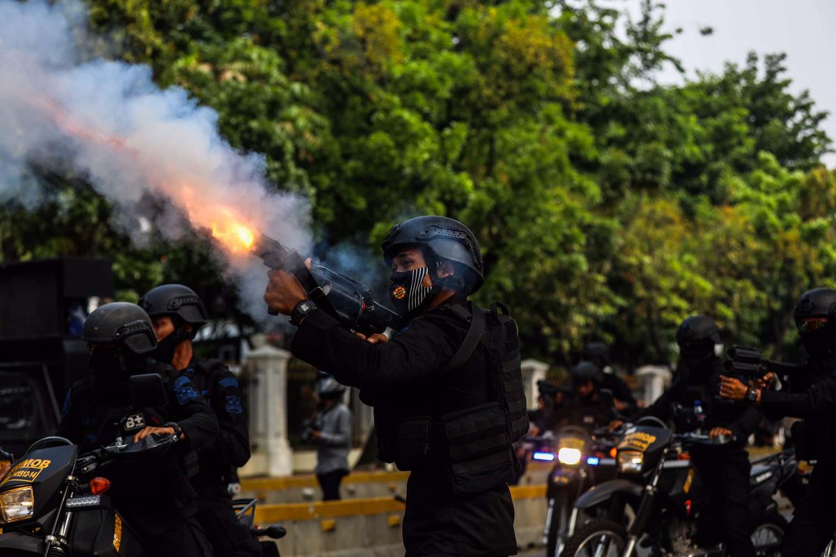 Suasana bentrok antara Pelajar dan Polisi di Kawasan Harmoni, Jakarta Pusat, Kamis (8/10/2020)