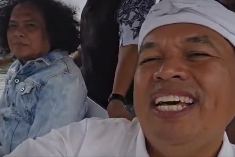 Gubernur Jawa Barat terpilih Dedi Mulyadi saat mendatangi pagar laut Bekasi, Jawa Barat, Jumat (24/1/2025).