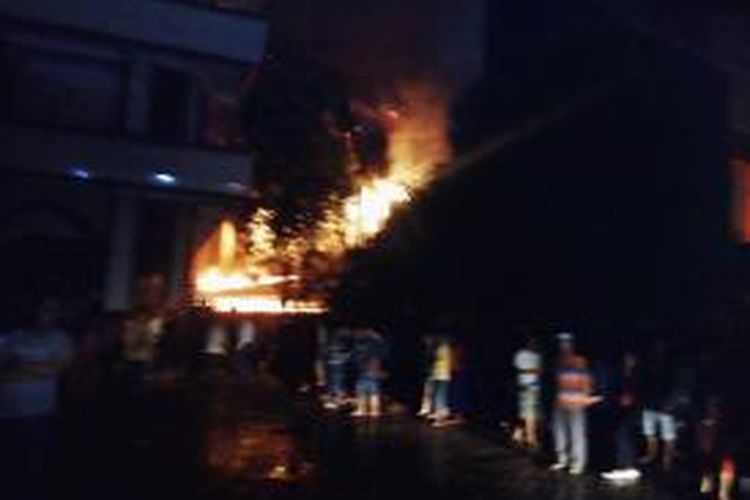 Petugas pemadam kebakaran terlihat berupaya memadamkan api yang membakar gedung Dispenda Jalan Sisingamangaraja, Sabtu (21/11) malam. 