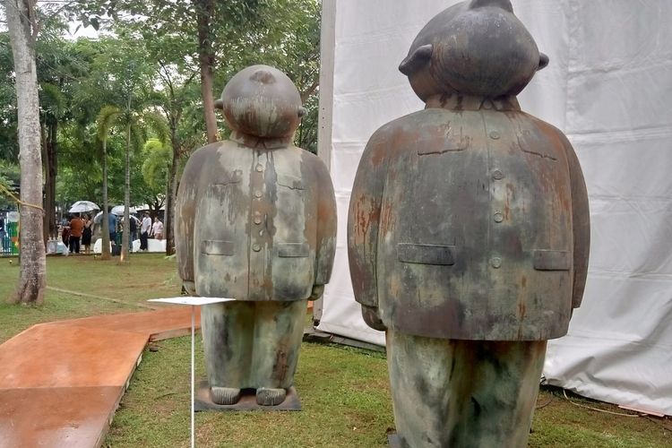 Sepasang patung setinggi dua meter karya Zhu Wei, berjudul China China no.2 (2010) di Art Jakarta Gardens 2023.