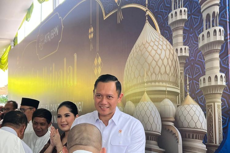 Menteri Agraria dan Tata Ruang/Kepala Badan Pertanahan Nasional (ATR/BPN) Agus Harimurti Yudhoyono (AHY) saat acara halal bi halal di Kantor Kementerian ATR/BPN, Jakarta, Selasa (16/4/2024).