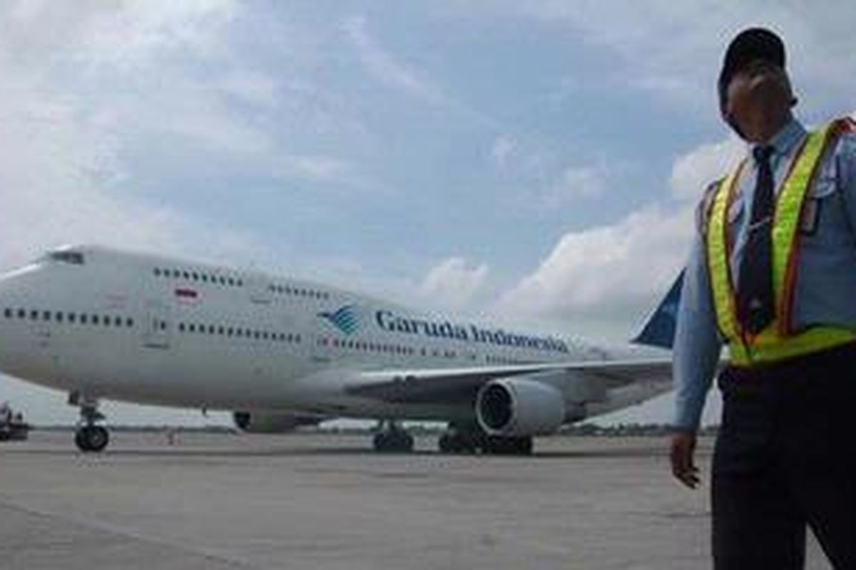 Petugas memberi tanda saat pesawat Boeing 747-400 milik maskapai Garuda Indonesia yang membawa warga negara Indonesia dari Mesir tiba di Terminal Haji, Bandara Soekarno Hatta, Tangerang, Rabu (2/2/2011). Pemerintah Indonesia memutuskan untuk mengevakuasi warganya karena situasi keamanan di Mesir tidak lagi aman setelah terjadinya aksi massa yang menuntut Presiden Mesir Hosni Mubarak turun dari jabatannya. Pada tahap pertama evakuasi, pemerintah memulangkan 194 wanita, 147 anak-anak dan 70 laki-laki. 