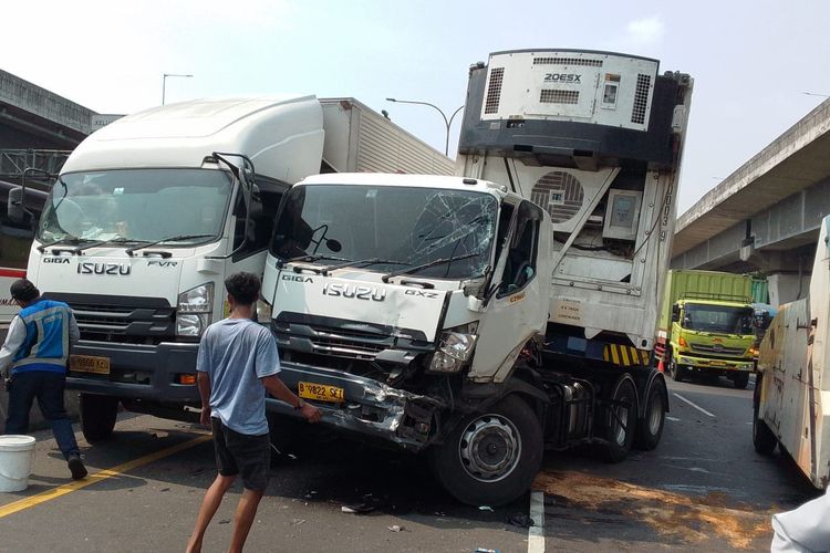 3 Truk Kecelakaan di Tol Jakarta-Cikampek, Lalu Lintas Sempat Macet