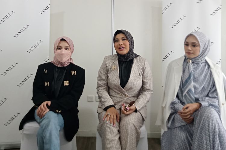 Vanilla Hijab meluncurkan koleksi Monogram terbaru yang elegan dan classy.
