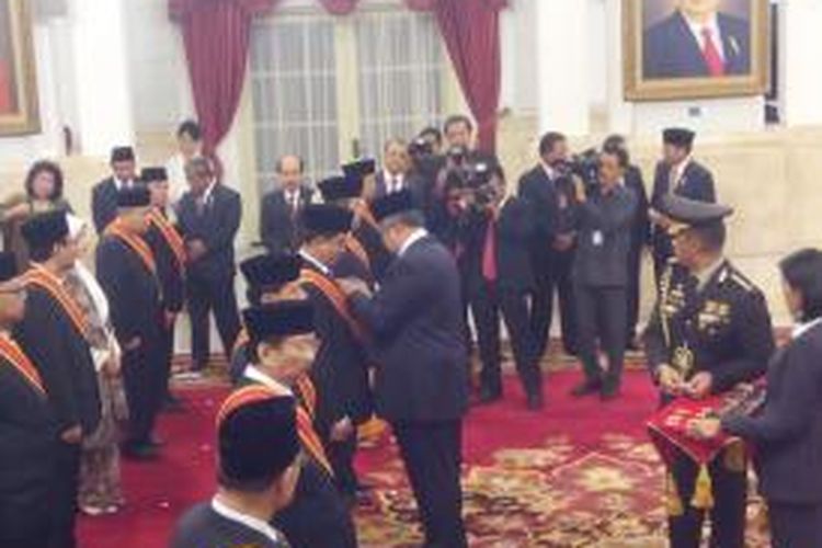 Presiden Susilo Bambang Yudhoyono membagikan 68 tanda kehormatan bagi individu-individu yang dianggap berjasa untuk negara