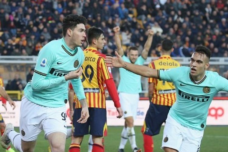 Pemain Inter Milan, Alessandro Bastoni, merayakan gol yang dia cetak ke gawang Lecce dalam pertandingan pekan ke-20 Serie A di Stadion Via del Mare, Minggu (19/1/2020).