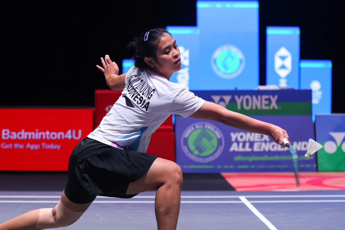 Aksi Gregoria Mariska Tunjung kala melawan Akane Yamaguchi dalam laga perempat final All England 2024 di Utilita Arena, Birmingham, Inggris, Jumat (15/3/2024).