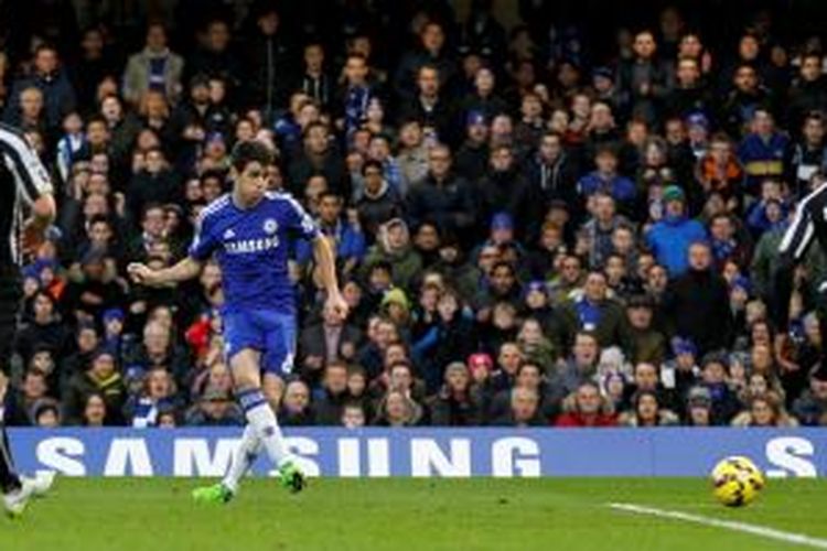 Gelandang Chelsea, Oscar, saat melepaskan tendangan yang berujung gol ke gawang Newcastle United pada lanjutan Premier League di Stamford Bridge, Sabtu (10/1/2015). 