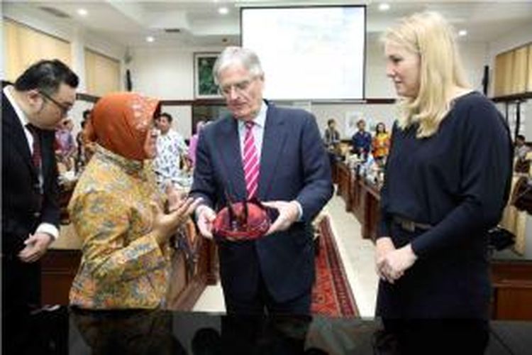 Risma menemui rombongan tamu dari Belanda.