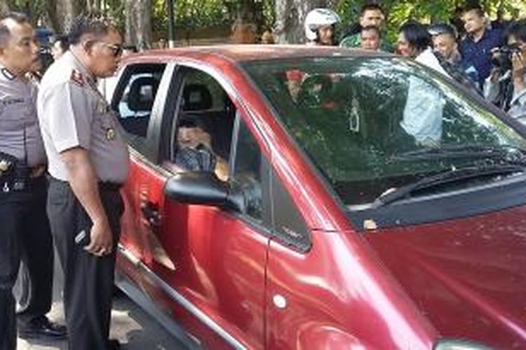 Korban meninggal di dalam mobil di depan Kantor Gubernur Bali Jalan Basuki Rahmat Denpasar. 