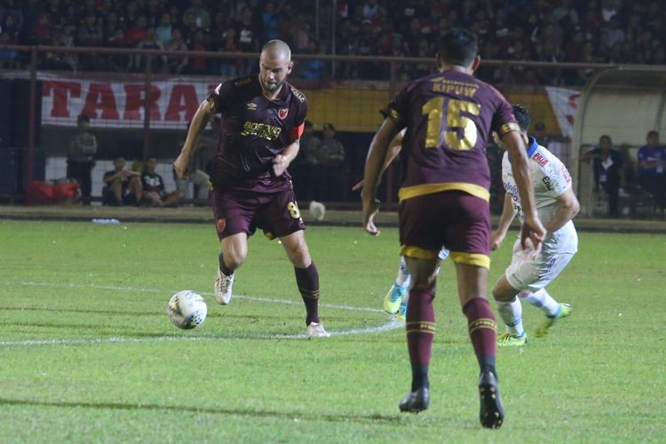 Aksi Wiljan Pluim pada pertandingan PSM vs Persib yang berlangsung di Stadion Andi Mattalatta, Mattoangin, Makassar.


