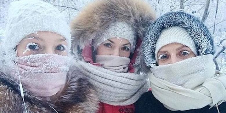 Anastasia Gruzdeva (kiri) bersama dua temannya di kota beku Yakutia 