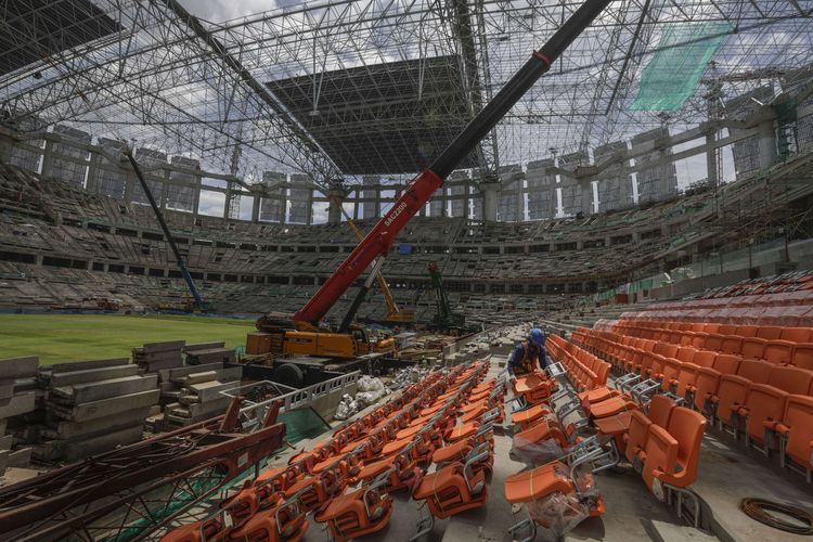 Pekerja memasang kursi penonton Jakarta International Stadium (JIS) di Tanjung Priok, Jakarta, Selasa (16/11/2021). Pembangunan stadion berkapasitas 82.000 penonton yang ditargetkan selesai pada akhir 2021 itu  berdasarkan data per 15 November 2021 telah mencapai 83,22 persen.