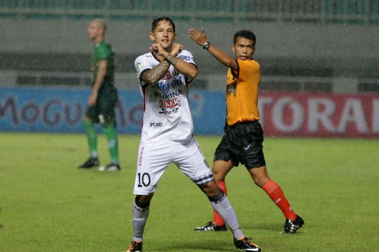 Pemain Bali United Irfan Bachdim meluapkan kegembiraan setelah berhasil membobol gawang PS TNI pada pertandingan lanjutan Liga 1 di Stadion Pakansari, Cibinong, Bogor, Senin (10/7/2017). Bali United menang setelah menundukkan PS TNI dengan skor akhir 4-3. 