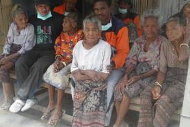 Tim relawan dan sejumlah orangtua lanjut usia di Kampung Awa Ca, Desa Nitunglea, Keamatan Palue, Kabupaten Sikka, Nusa Tenggara Timur, yang menderita kelaparan akibat ditinggal mengungsi ketika Gunung Rokateda meletus. 