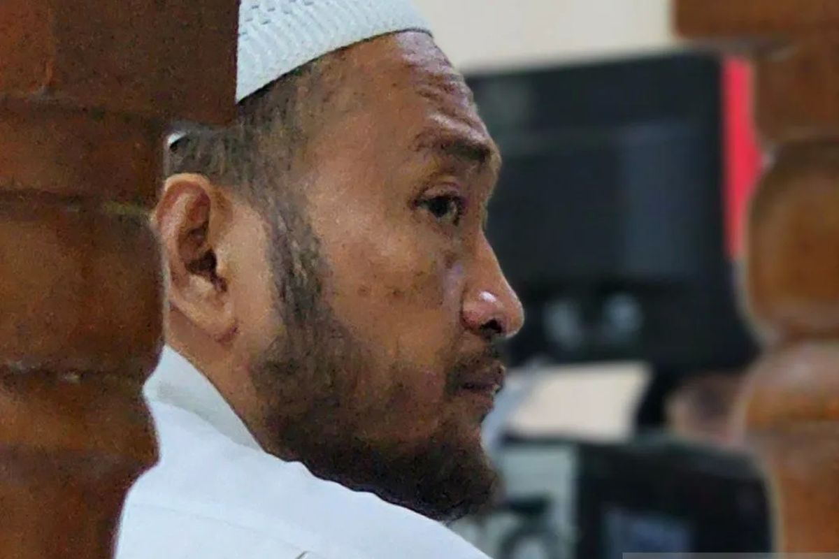 Oknum anggota Polrestabes Semarang Aipda Robig Zaenudin, terdakwa kasus dugaan penembakan yang menewaskan siswa SMKN 4 Semarang berinisial GRO, saat menjalani sidang di PN Semarang, Selasa (17/6/2025).