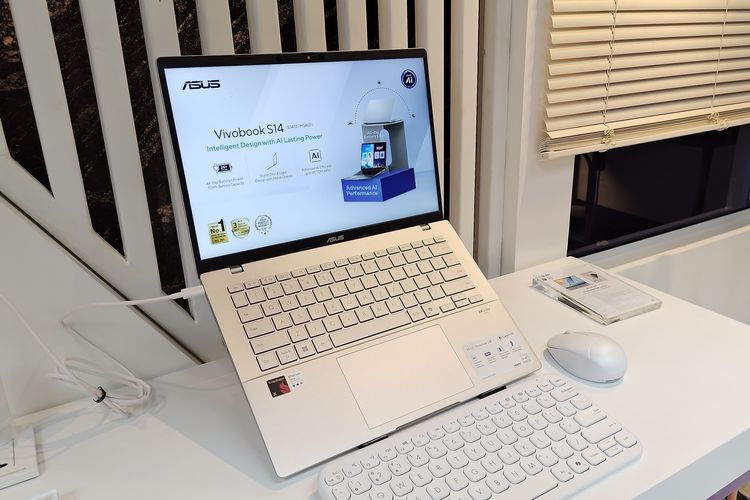 Laptop Vivobook S14 (M3407HA) warna putih yang ditenagai prosesor AMD Ryzen 7.