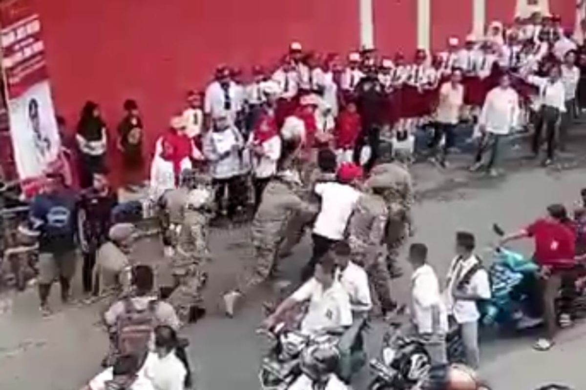 Aksi demo menolak kenaikan harga BBM saat kunjungan Presiden Jokowi di Maluku Tenggara berakhir ricuh, Rabu (14/9/2022). Dalam aksi itu belasan mahasiswa dikeroyok