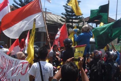 Tolak WTO, Mahasiswa Blokade Jalan Masuk ke Pelabuhan