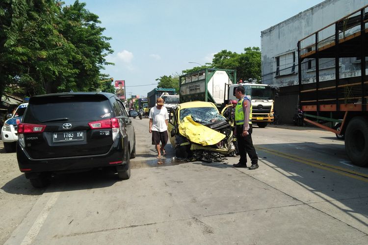 Insiden tabrakan beruntun empat kendaraan yang terjadi di Jalan Raya Ambeng-ambeng Watangrejo, Kecamatan Duduksampeyan, Gresik, Jawa Timur, Senin (11/12/2023).