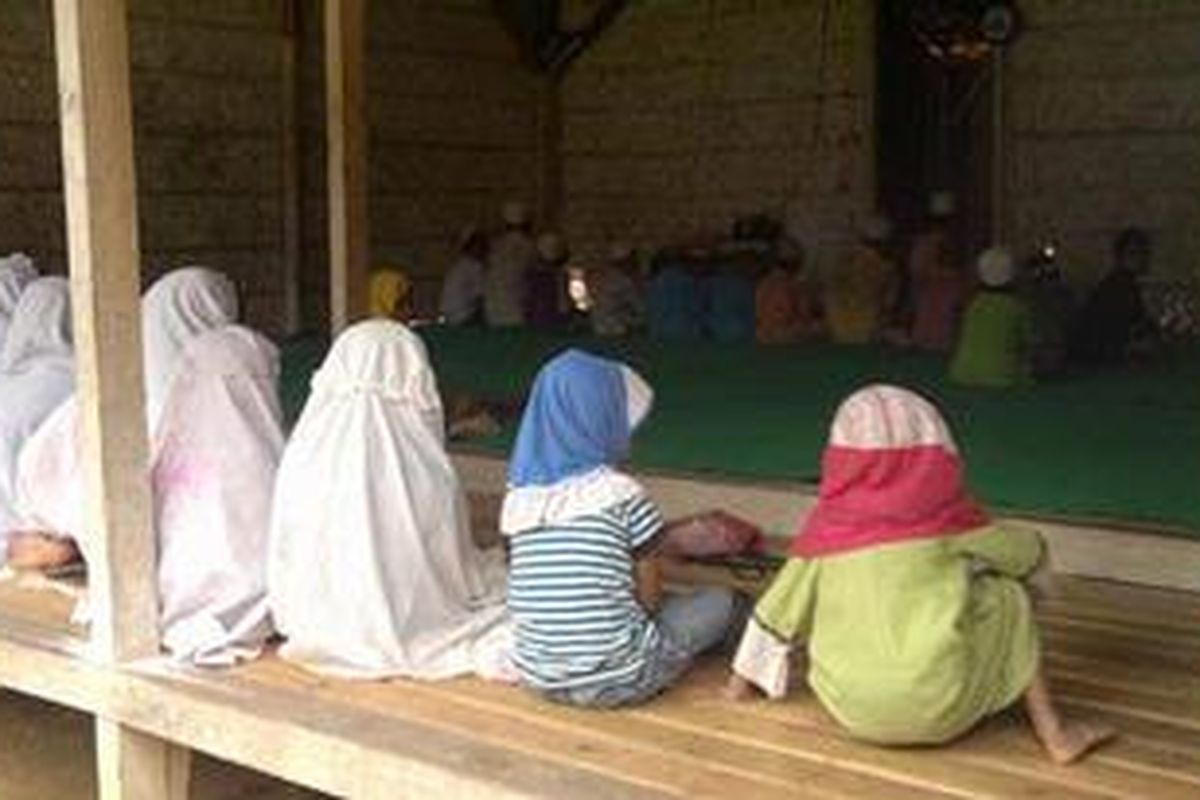 Kegiatan di kompleks Ikatan Jamaah Ahlil Bait Indonesia (IJABI) Tajul Muluk, Desa Karang Gayam, Kecamatan Omben, Kabupaten Sampang, Madura, Jawa Timur berjalan seperti biasa meski ketuanya ditahan di Mapolres Sampang.