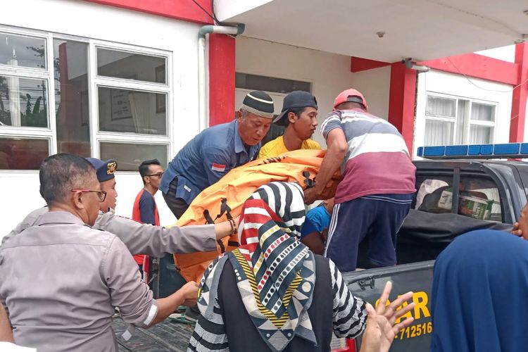 Jenazah anak yang terseret ombak pantai selatan pada Minggu (3/12023) dibawa ke Puskesmas