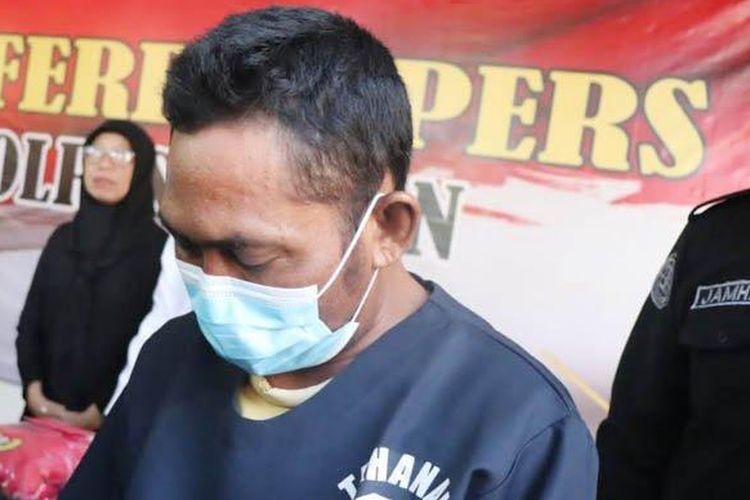 Sosok AY (45), pria asal Gresik yang mengaku sebagai anggota intel dan perdaya ibu muda di Tuban. 