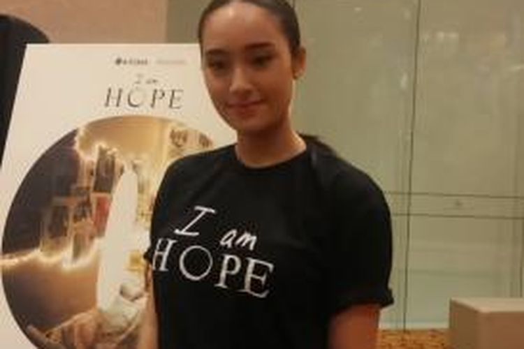 Tatjana Saphira diabadikan usai peluncuran teaser poster 'I am Hope di Ciputra Artpreneur, Jakarta Selatan, Senin (21/9/2015).