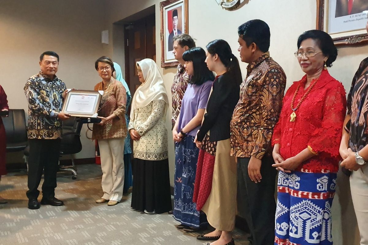 Kepala Staf Kepresidenan Moeldoko memberi penghargaan pada sosok yang aktif mencegah stunting, di Istana Kepresidenan, Jakarta, Jumat (15/11/2019).