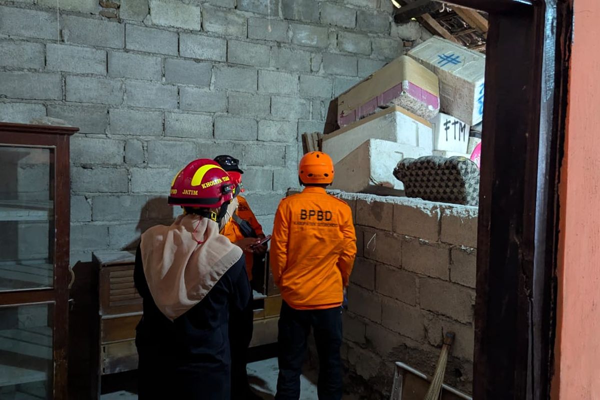 Foto: Gempa tektonik di Perairan Kepulauan Sapudi Kabupaten Sumenep berdampak terhadap bangunan rumah dan fasilitas umum yang rusak di Kabupaten Situbondo Provinsi Jawa Timur pada Selasa (30/9/2025) pukul 23.45 WIB. 
