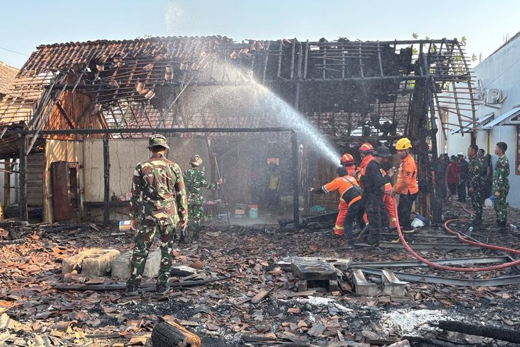 Diduga akibat Sisa Bara Dapur, Rumah Warga Madiun Ludes Terbakar