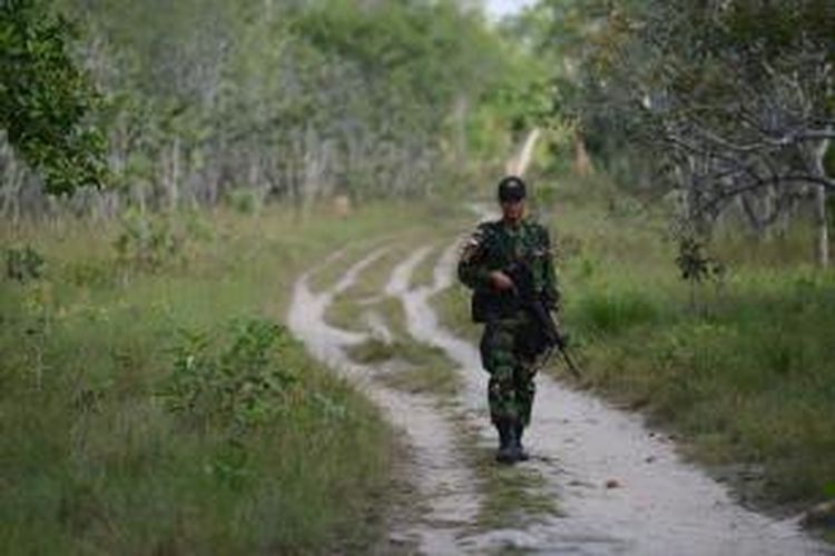 Personel TNI berpatroli di perbatasan Indonesia dengan Papua Niugini di Distrik Sota, Merauke, Papua, Minggu (27/10/2013). Warga kedua negara tersebut yang hendak menyeberang diwajibkan untuk melapor dan menitipkan kartu identitas di pos penjagaan setempat.